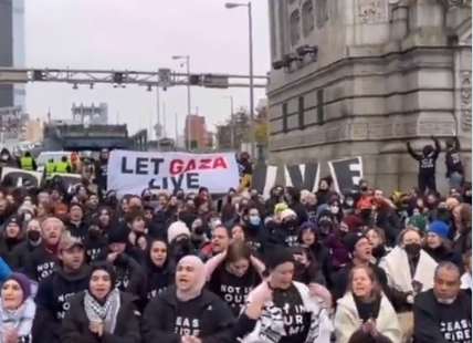أكثر من ألف يهودي يغلقون جسر مانهاتن احتجاجا على إسرائيل ومطالبين بوقف إطلاق النار في غزة