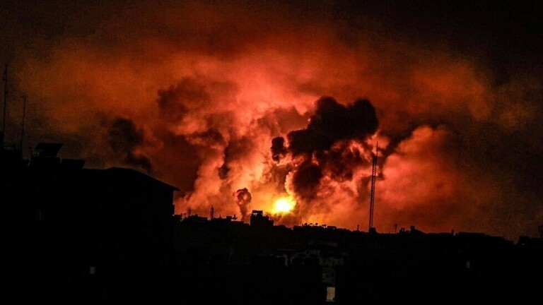 عشرات الشهداء والجرحى في قصف إسرائيلي غير مسبوق لغزة بالتزامن مع قطع الاتصالات والانترنت