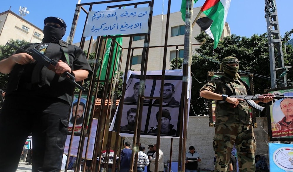 إعلام إسرائيلي: "إسرائيل" تُحضّر 300 أسير فلسطيني لإطلاق سراحهم في حافلات إلى غزة