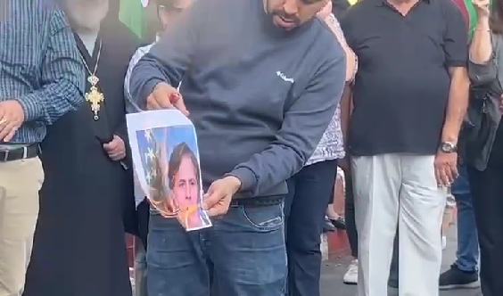 عباس يلتقي وزير الخارجية الأمريكي ومحتجون يحرقون صورة بلينكن في رام الله