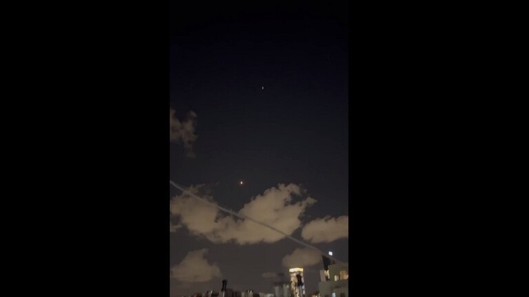 صافرات الإنذار تدوي في تل أبيب وضواحيها وقاعدة بالماخيم