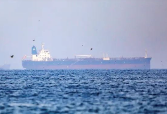 سفينة حربية أميركية استجابت لاستغاثة ناقلة احتجزت قبالة سواحل عدن والناقلة آمنة