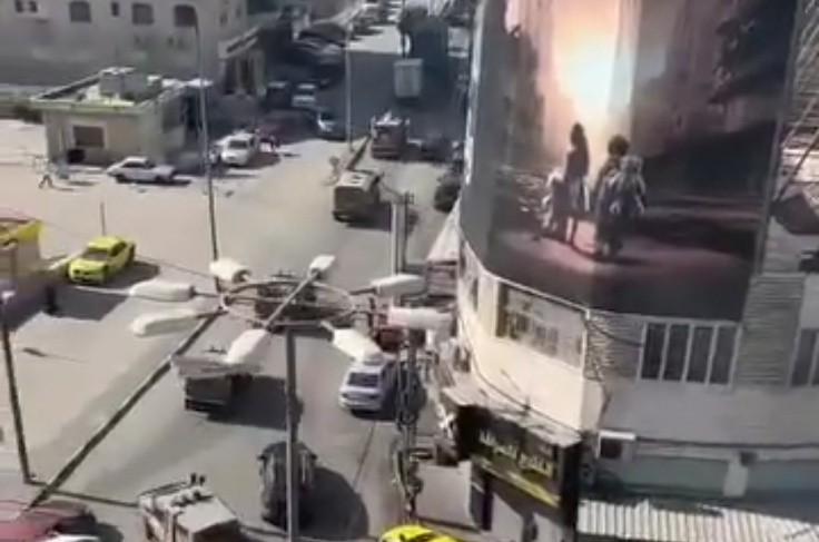 صور : بعد عملية النفق- الاحتلال يقتحم الخليل ويعتقل نساء ورجال