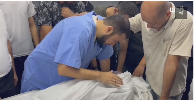 طبيب فلسطيني يتلقى نبأ مقتل أبنائه ووالدته وهو على رأس عمله
