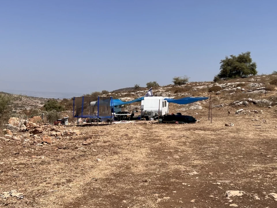 استيطان وإخطارات هدم وارتفاع في وتيرة عنف المستوطنين لإحكام السيطرة على مناطق ( ج )