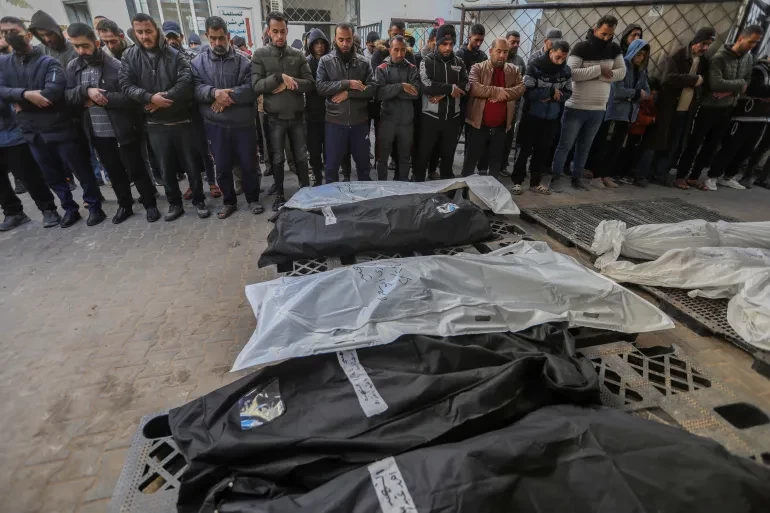 القصف يتواصل على خان يونس وخيبة أمل بغزة من قرار "العدل الدولية"