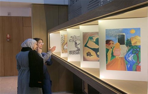 عشرون طفلاً يمدّون جسور التواصل برسوماتهم بين غزة ورام الله!