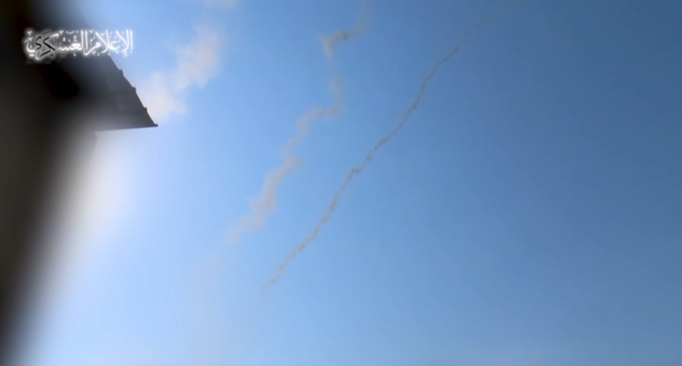 رشقة صاروخية لكتائب القسام تطلق من شمال غزة نحو إسرائيل