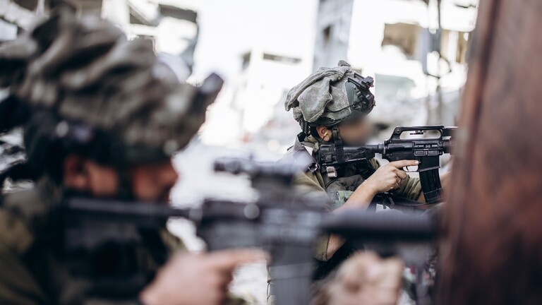 "واينت": جندي إسرائيلي يعدم ميدانيا معتقلا فلسطينيا طلب منه حراسته في غزة