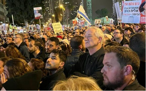 بعد بلوغ التوتر ذروته بمجلس الحرب.. غانتس وآيزنكوت يشاركان بتظاهرة ذوي أسرى غزة (صور)