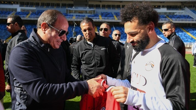 السيسي يمازح كهربا.. وصلاح يقدم قميص منتخب مصر للرئيس
