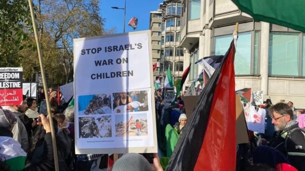 استجواب صبي في مطار بريطاني لمشاركته في التظاهرات المؤيدة لفلسطين