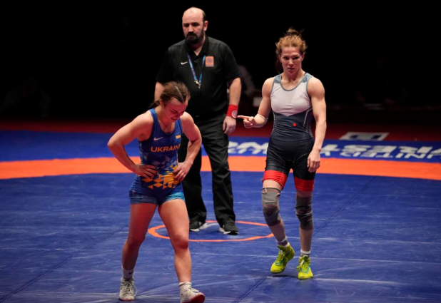 مصارعة أوكرانية تجهش بالبكاء بعد خسارتها أمام نظيرتها الروسية في البطولة الأوروبية