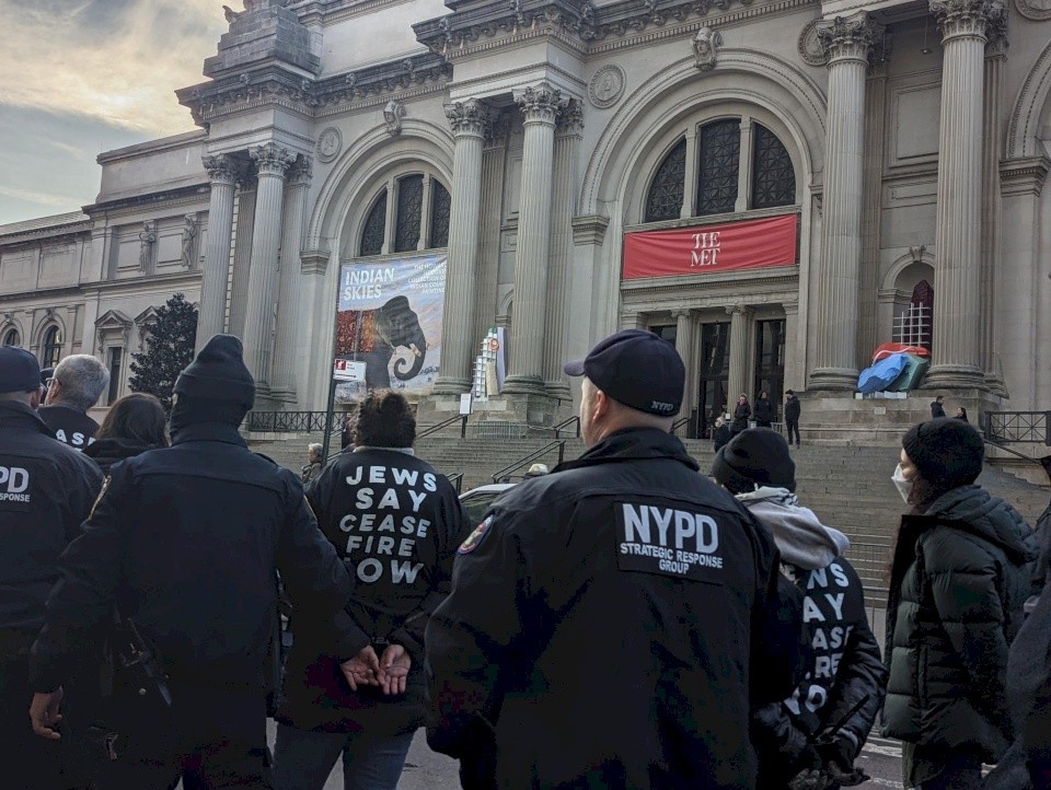 اعتقال 100 ناشط يهودي في نيويورك بعد عرقلتهم موكب بايدن