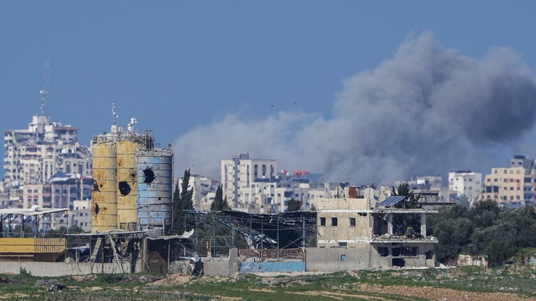 الجيش الإسرائيلي يستهدف خان يونس ودير البلح بعشرات الغارات