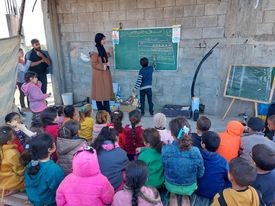 تيار الإصلاح الديمقراطي في حركة فتح يقدم قرطاسية ومستلزمات تدريس لمدرسة صمود وحياة الميدانية