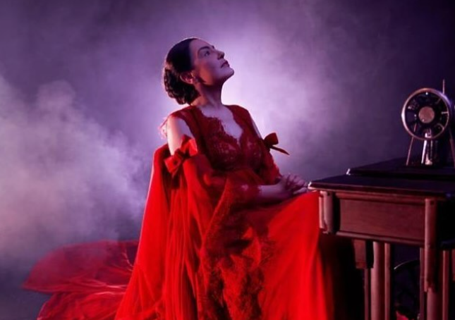 شريهان تتألق بإطلالة حمراء في يوم الحب