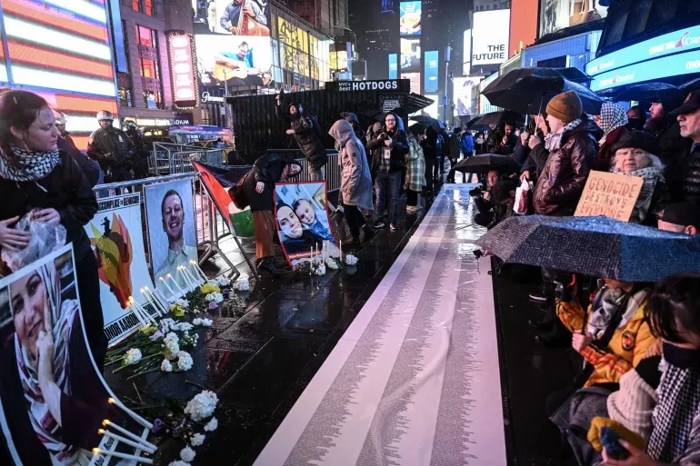 بالصور : نشطاء يحيون في نيويورك ذكرى بوشنل الذي أحرق نفسه تضامنا مع غزة