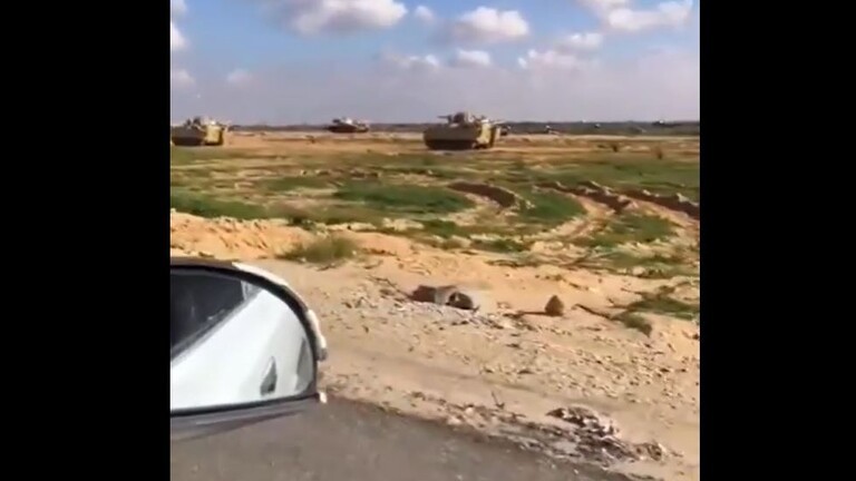 الإعلام العبري يتساءل: "لماذا ينقل المصريون الدبابات والصواريخ إلى الحدود؟"