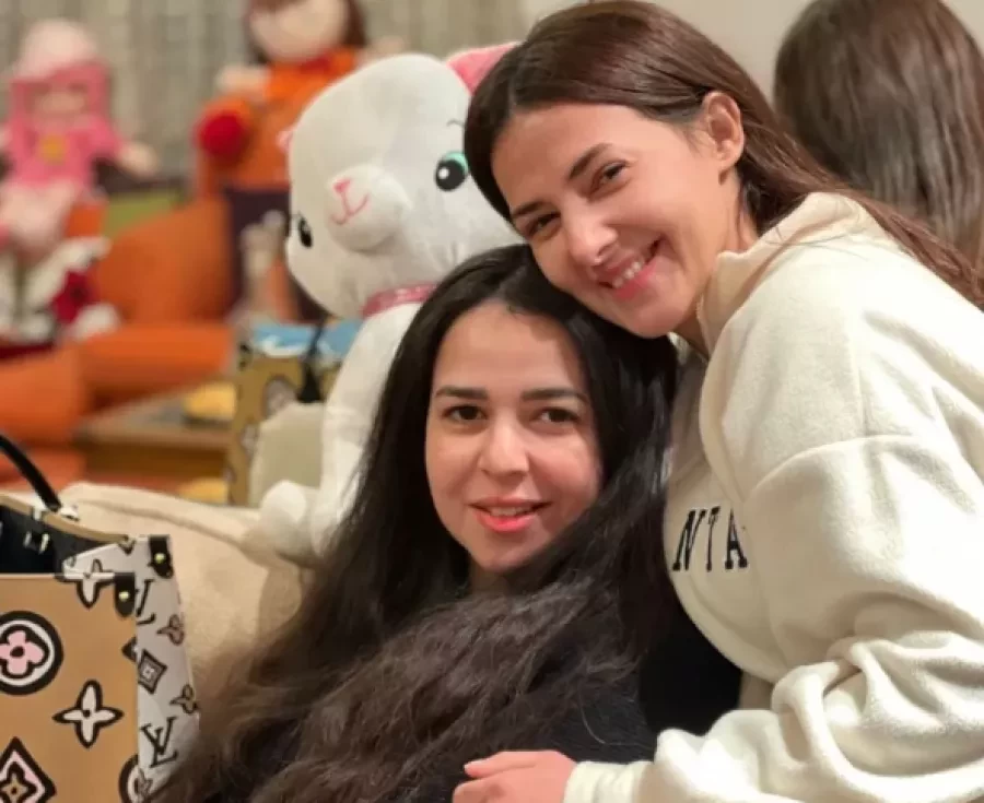 إيمي سمير غانم تفاجئ شقيقتها دنيا في كواليس "آنستونا" بموسم الرياض