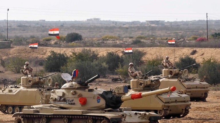 "هل تحشد مصر قواتها ضد إسرائيل؟".. خبير عسكري يعلق على الصور المنتشرة للأسلحة المصرية