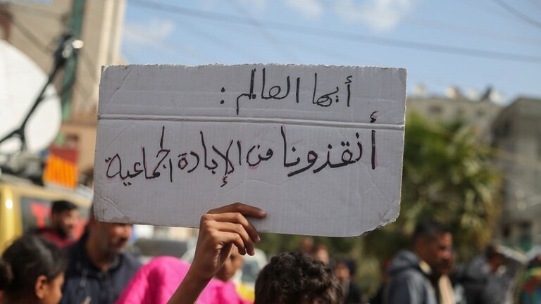 فيديو لجنود إسرائيليين يرفعون علم أوكرانيا ويلقون "التحية النازية" في غزة