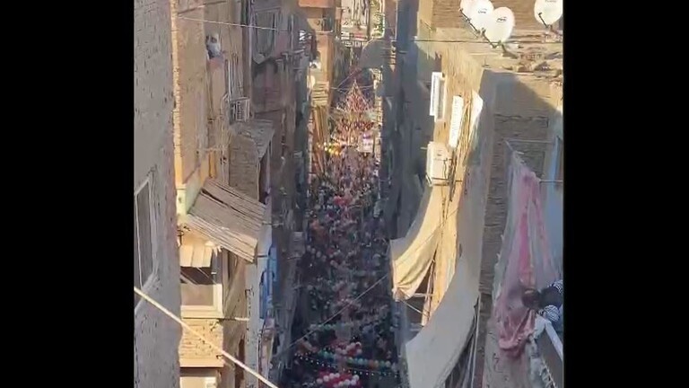 آلاف المصريين في أكبر مائدة إفطار رمضان بالوطن العربي ( فيديو )