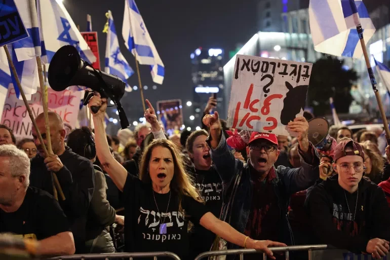 "هآرتس" تحث الإسرائيليين على التظاهر والإطاحة بنتنياهو