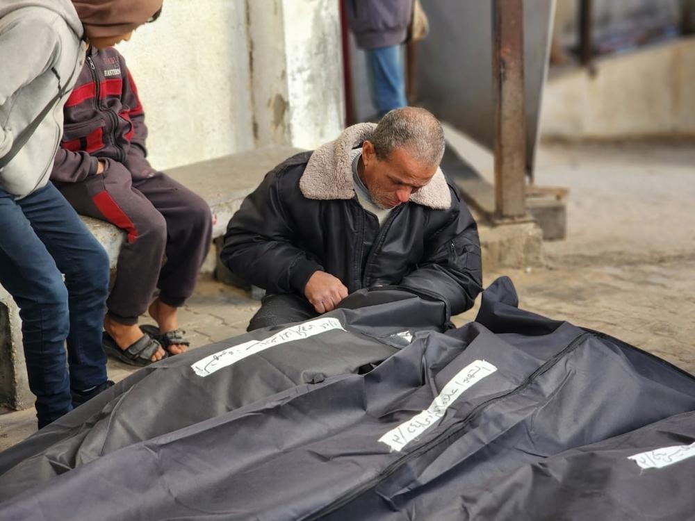 الاحتلال يعدم أكثر من 200 ويعتقل نحو 1000من النازحين بمجمع الشفاء بغزة