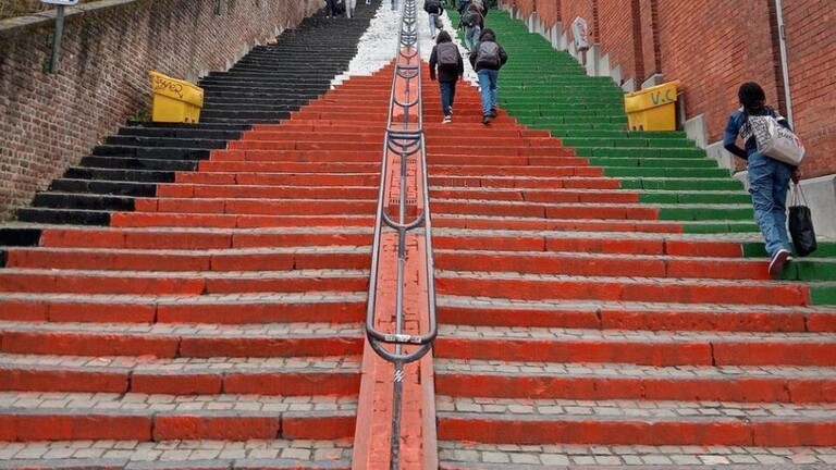 طلاء درج تاريخي في بلجيكا بألوان العلم الفلسطيني