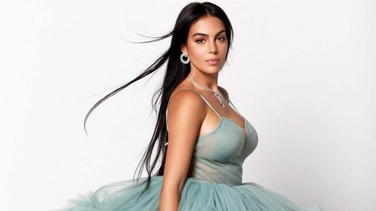 سعوديون يستقبلون جورجينا بالبخور