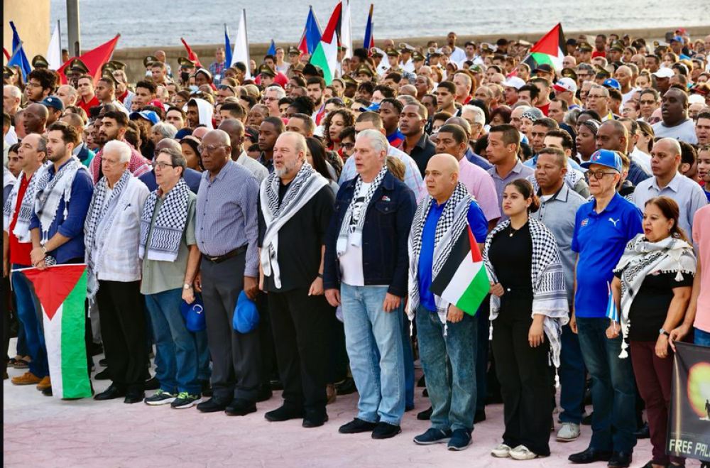 رئيس كوبا يقود مظاهرة حاشدة للتضامن مع غزة ويندّد بجرائم الاحتلال