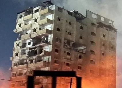 طائرات الاحتلال تقصف برج المصري السكني وسط رفح