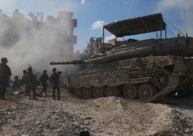 آليات الاحتلال تحاصر مستشفيي الأمل وناصر في خانيونس جنوب القطاع