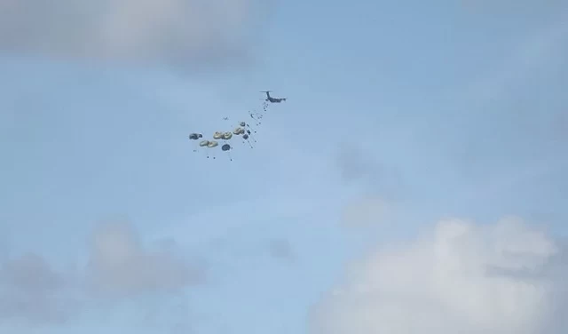 5شهداء ومصابون إثر سقوط صناديق مساعدات أُنزلت من الجوّ عليهم