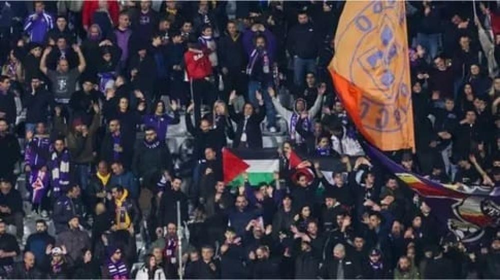جماهير فيورنتينا الإيطالي تشتم "إسرائيل" وترفع علم فلسطين