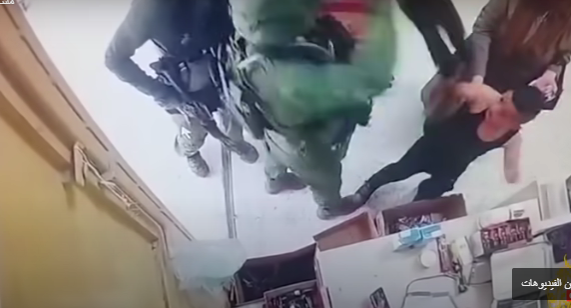 بالفيديو : الاحتلال يعتدي على طفل فلسطيني في محل تجاري بالخليل