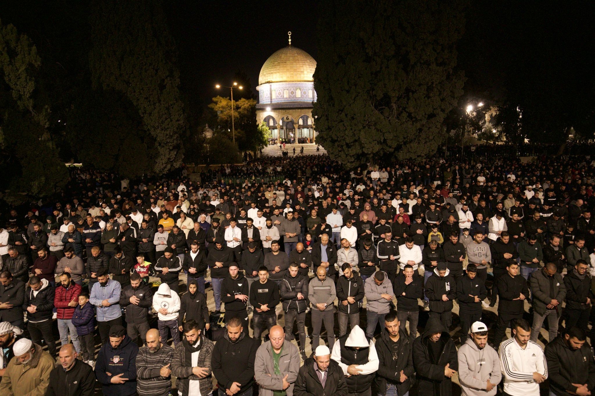 بالصور : 55 ألفًا أدوا صلاة العشاء والتراويح في المسجد الأقصى