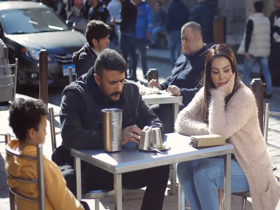 مسلسل "حق عرب" الحلقة 12.. أحمد العوضي يقرر الزواج من دينا فؤاد ويشك في رياض الخولي