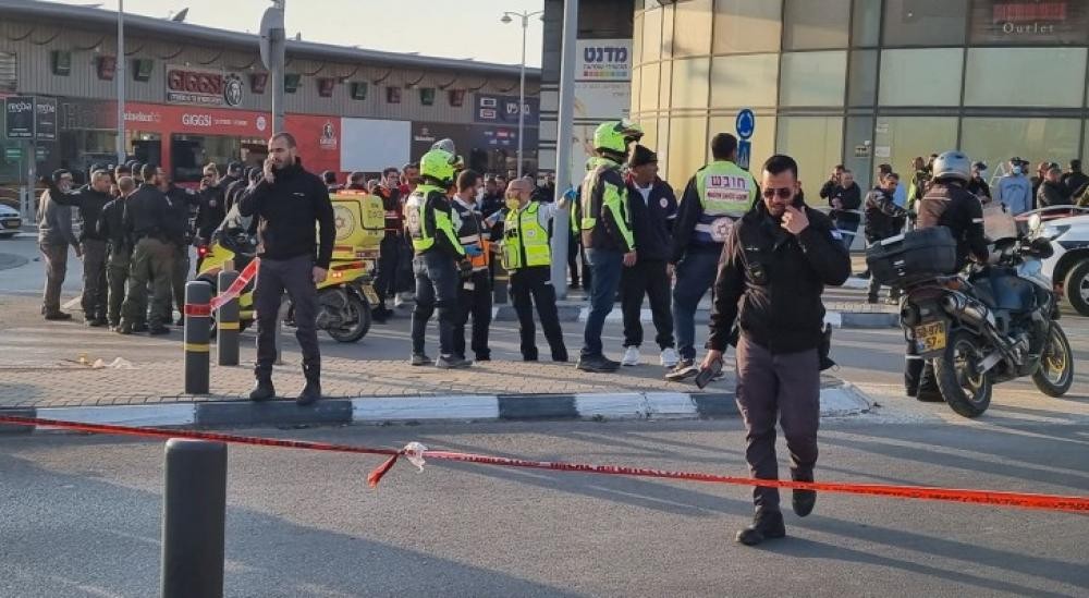 بالفيديو: إصابة "إسرائيليين" بعملية طعن بمحطة حافلات في بئر السبع