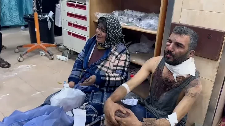 لم يتمالك دموعه.. غزي مصاب يناشد لإخراج والده المحاصر قرب "الشفاء"