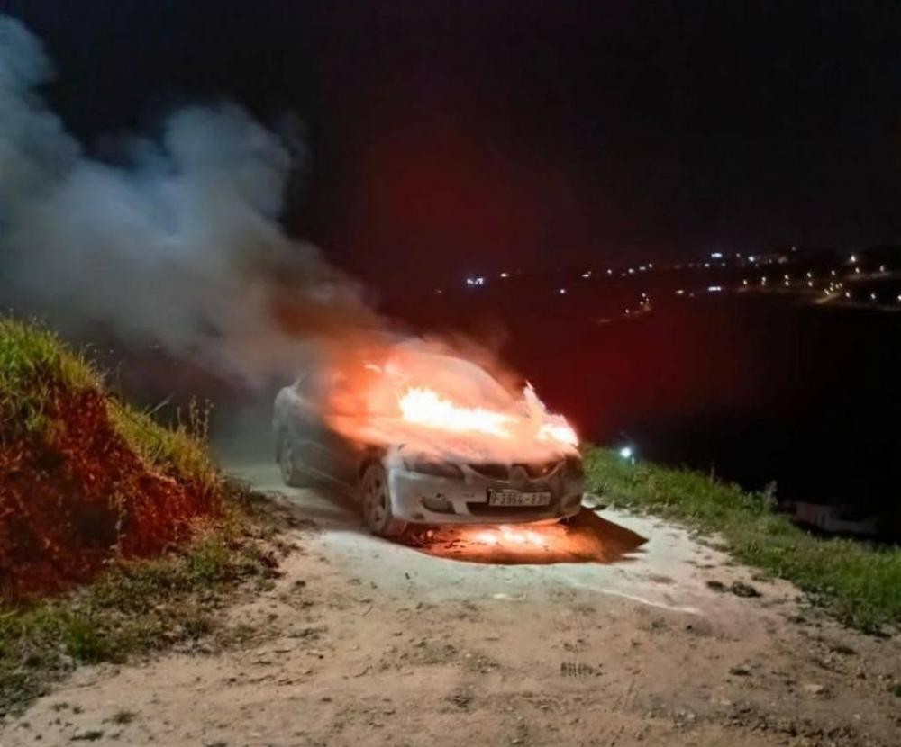 مستوطنون يحرقون ويحطمون مركبات في بورين جنوب نابلس