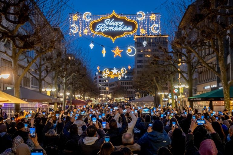 شوارع فرانكفورت تضيء بحلة رمضان في سابقة في ألمانيا