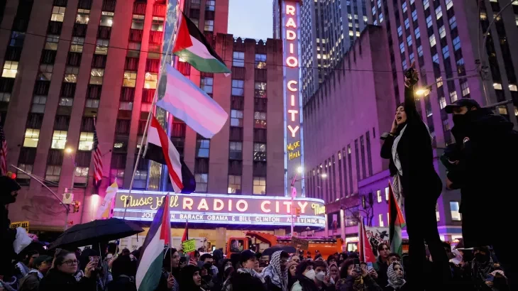 تضامنا مع غزة.. محتجون يقاطعون حفل تبرعات لبايدن بحضور أوباما وكلينتون