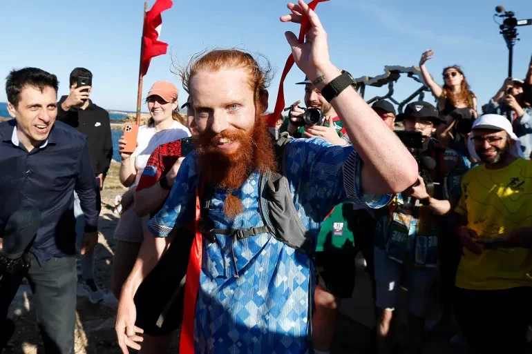 رحلة استمرت 352 يوما.. أول مغامر في العالم يعبر قارة أفريقيا ركضا