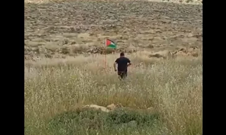 علم فلسطيني مفخخ ينفجر بمستوطن شرق رام الله (فيديو)