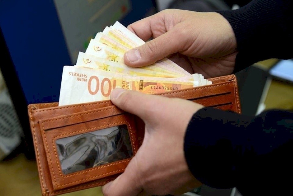 رواتب الموظفين الحكوميين غداً بنسبة 70% وبدون مستحقات