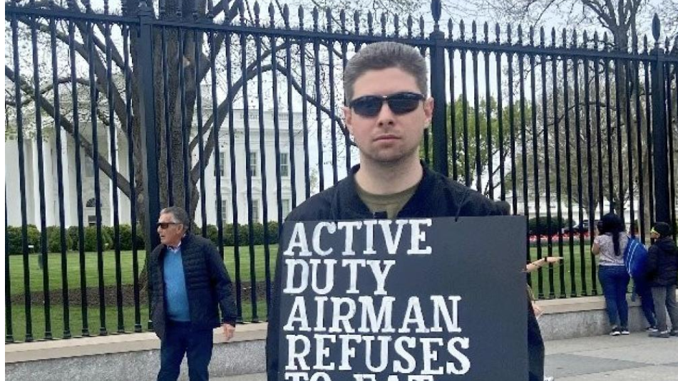 طيار أميركي يضرب عن الطعام تضامنا مع معاناة أطفال غزة