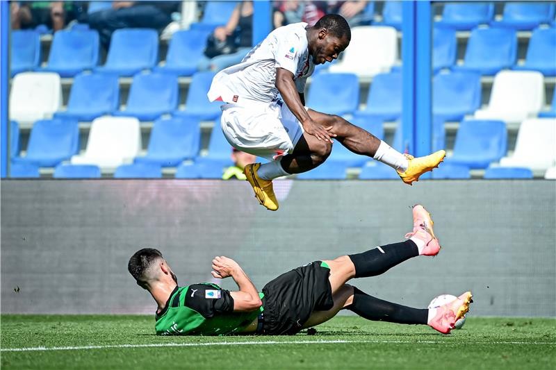 بالصور : ميلان يفلت من الهزيمة أمام ساسولو بتعادل مثير