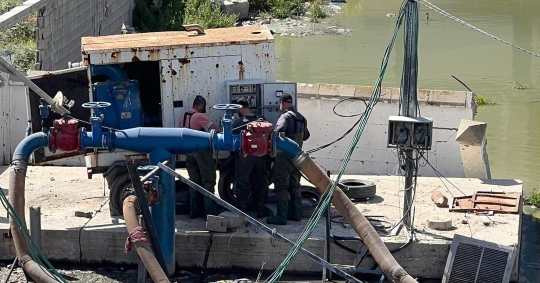 بالصور : بلدية غزة تبدأ تشغيل مضخة متنقلة في محطة B7 ومضخات بركة الشيخ رضوان